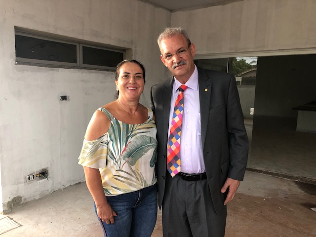 Vereadora Eliane Simões com secretário de saúde do estado Geraldo Resende - Hosana de Lourdes 