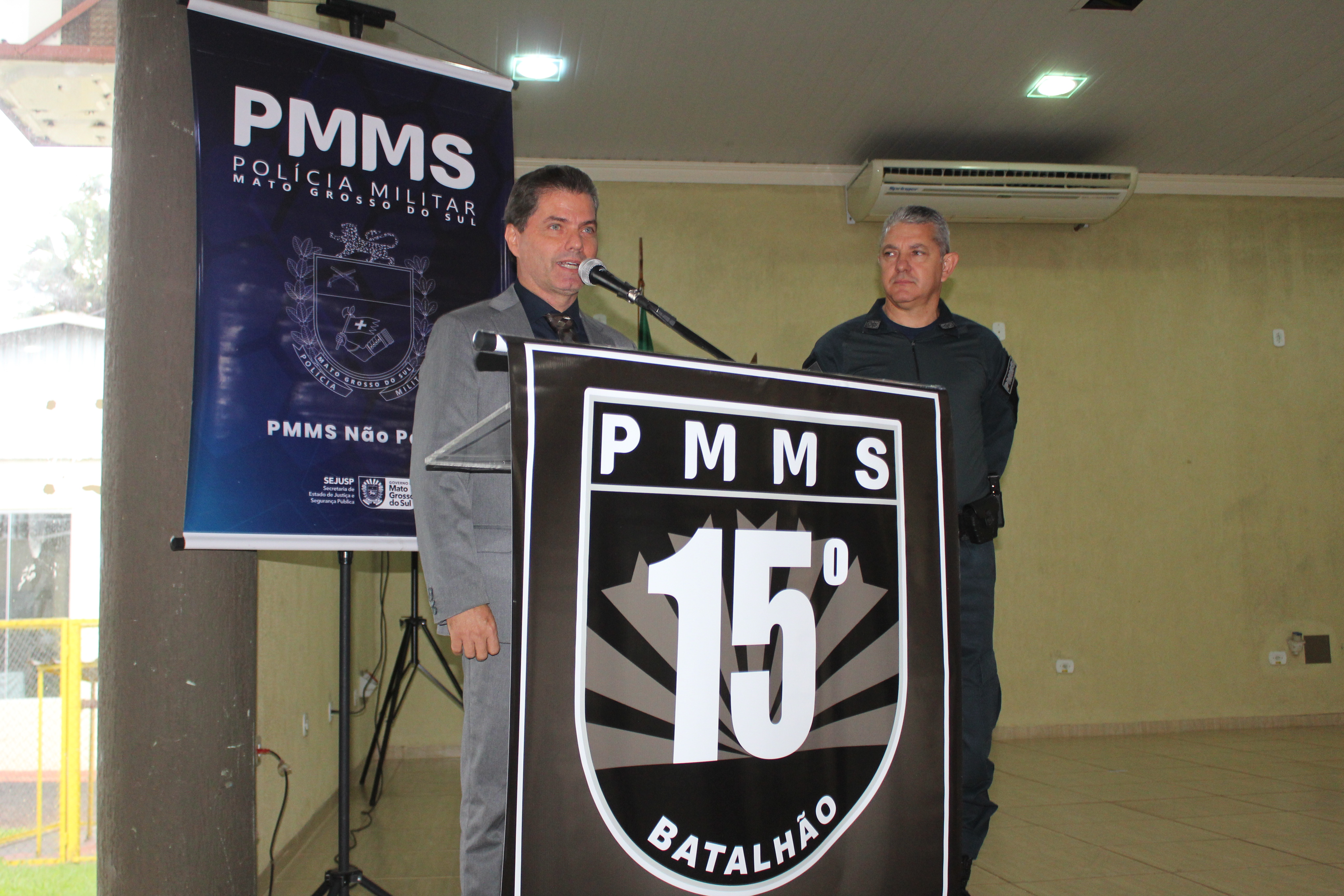 Prefeito Marcos Calderan ao lado do comandante geral Renato Garnes durante seu discurso (Foto Hosana de Lourdes)