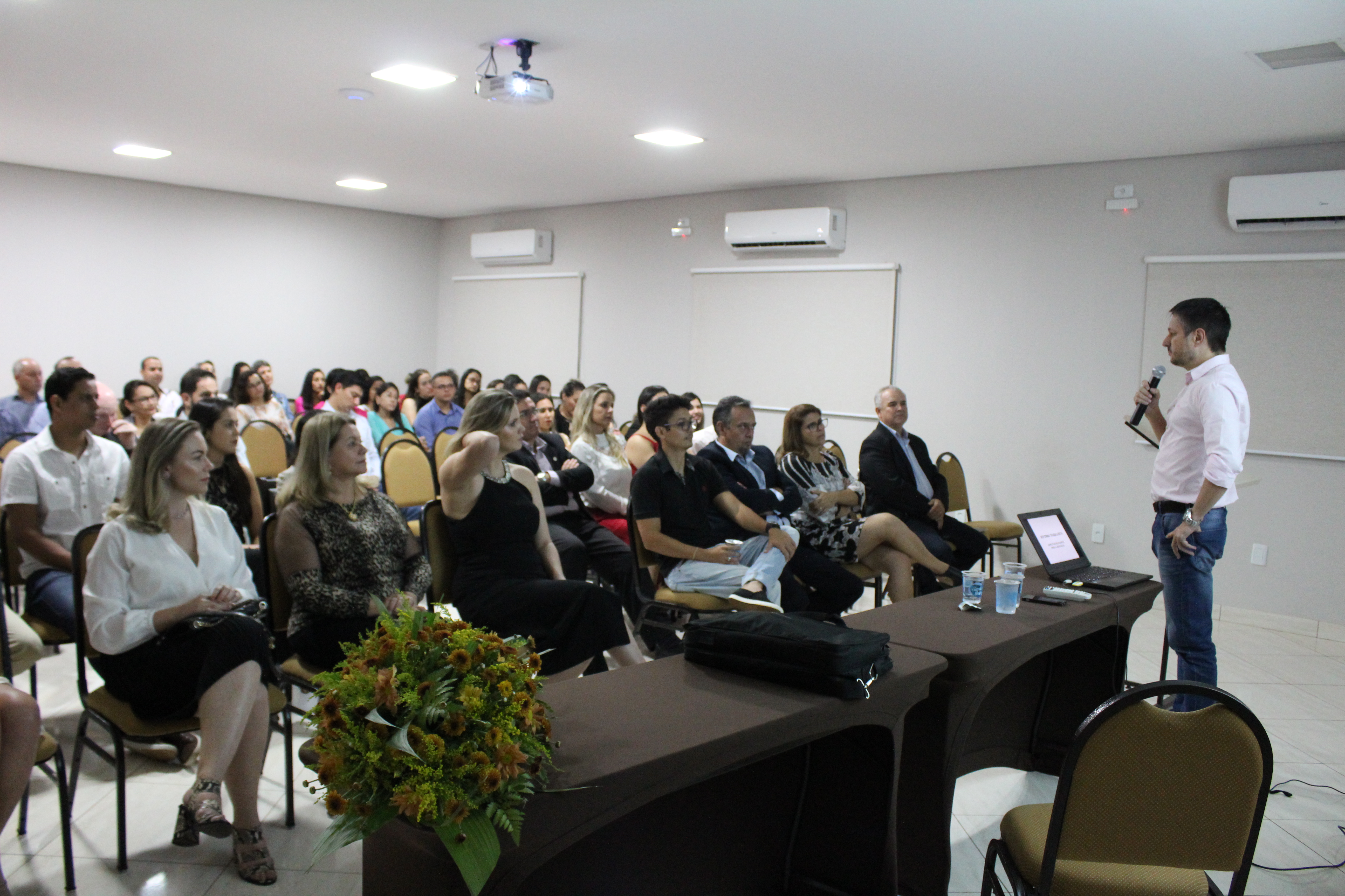 Advogada Nely Ratier e participantes da palestra em Maracaju