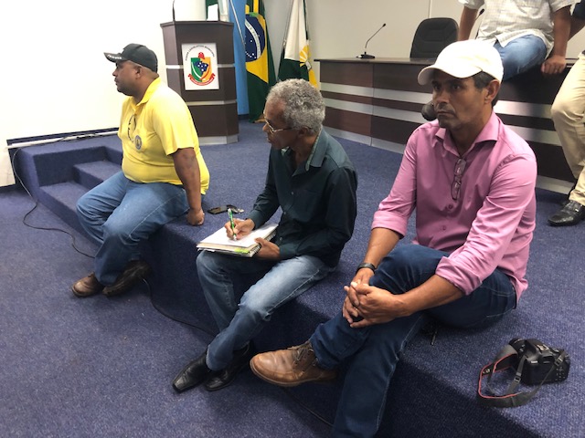 Presença de Oviedo dos Santos (Sindicato) e vereador Nego do Povo com trabalhadores da Tonon - Foto Hosana de Lourdes