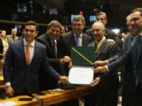 Ex-governador Reinaldo Azambuja recebe medalha mérito legislativo (Foto: Bruno Spada/Câmara dos Deputados)