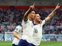 Bellingham e Mason Mout comemoram gol da Inglaterra (Foto: Fifa.com.br)  -