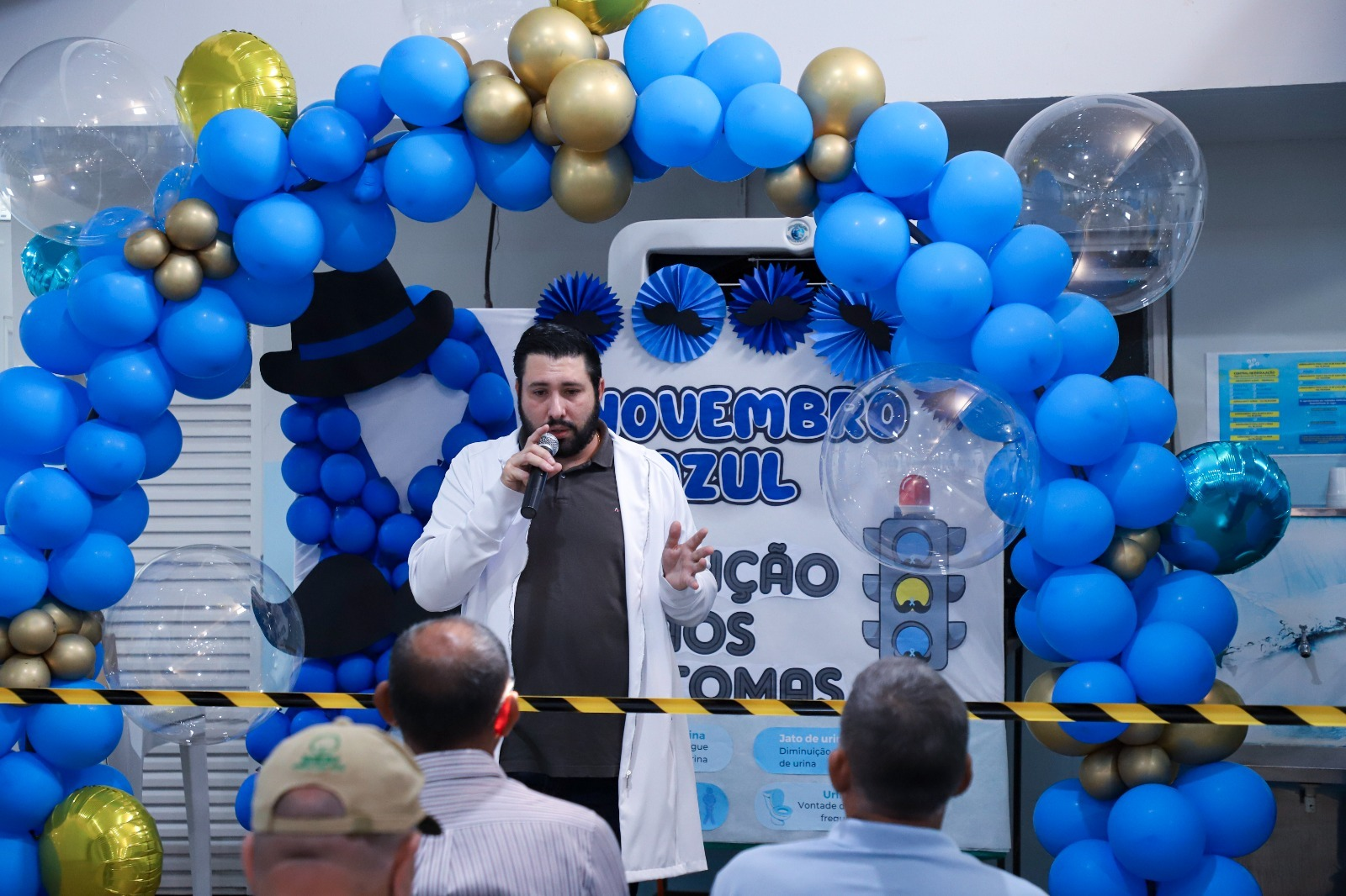 Dr   Marcel   falando para homens durante evento no Posto Central             (foto-assessoria)    