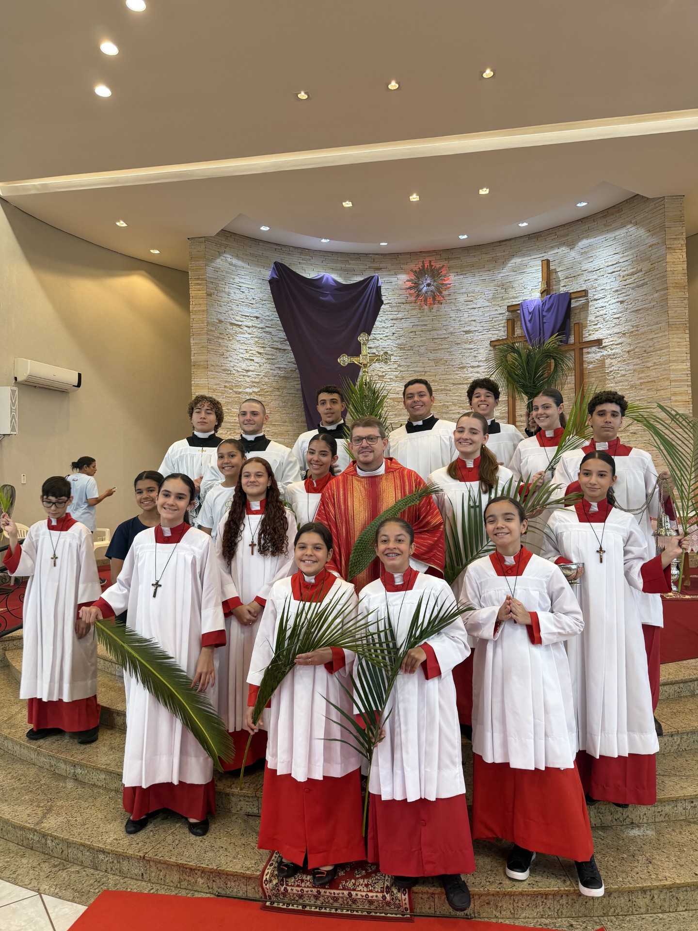 Padre Junior com a equipe que participou da celebração (Foto Hosana de Lourdes)