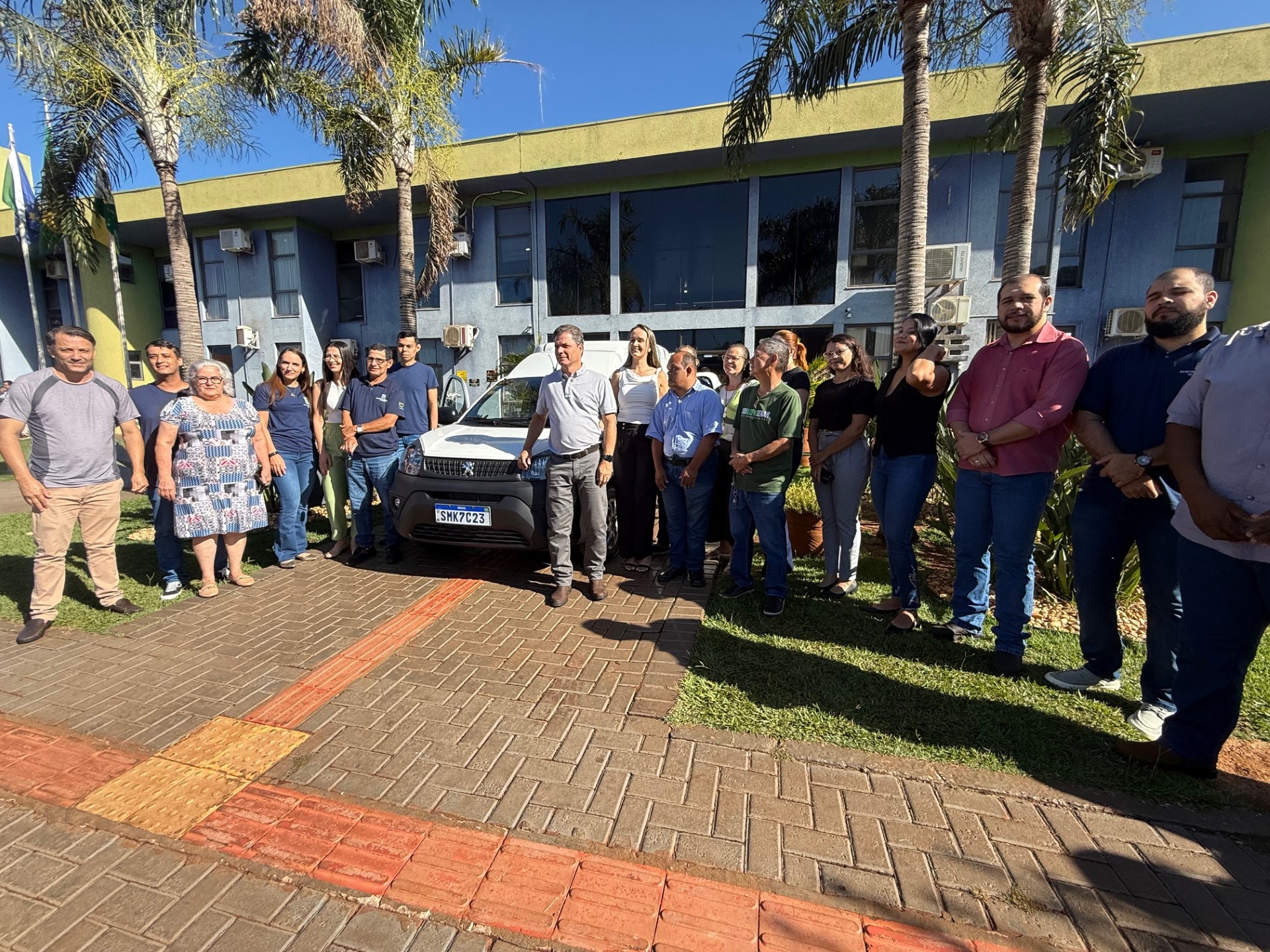 Prefeito Marcos Calderan com funcion&aacute;rios da sa&uacute;de de Maracaju (Foto Hosana de Lourdes)