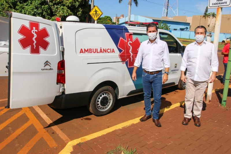 Prefeito Marcos Calderan e secretario Thiago Caminha durante a entrega em Vista Alegre. Foto Assessoria