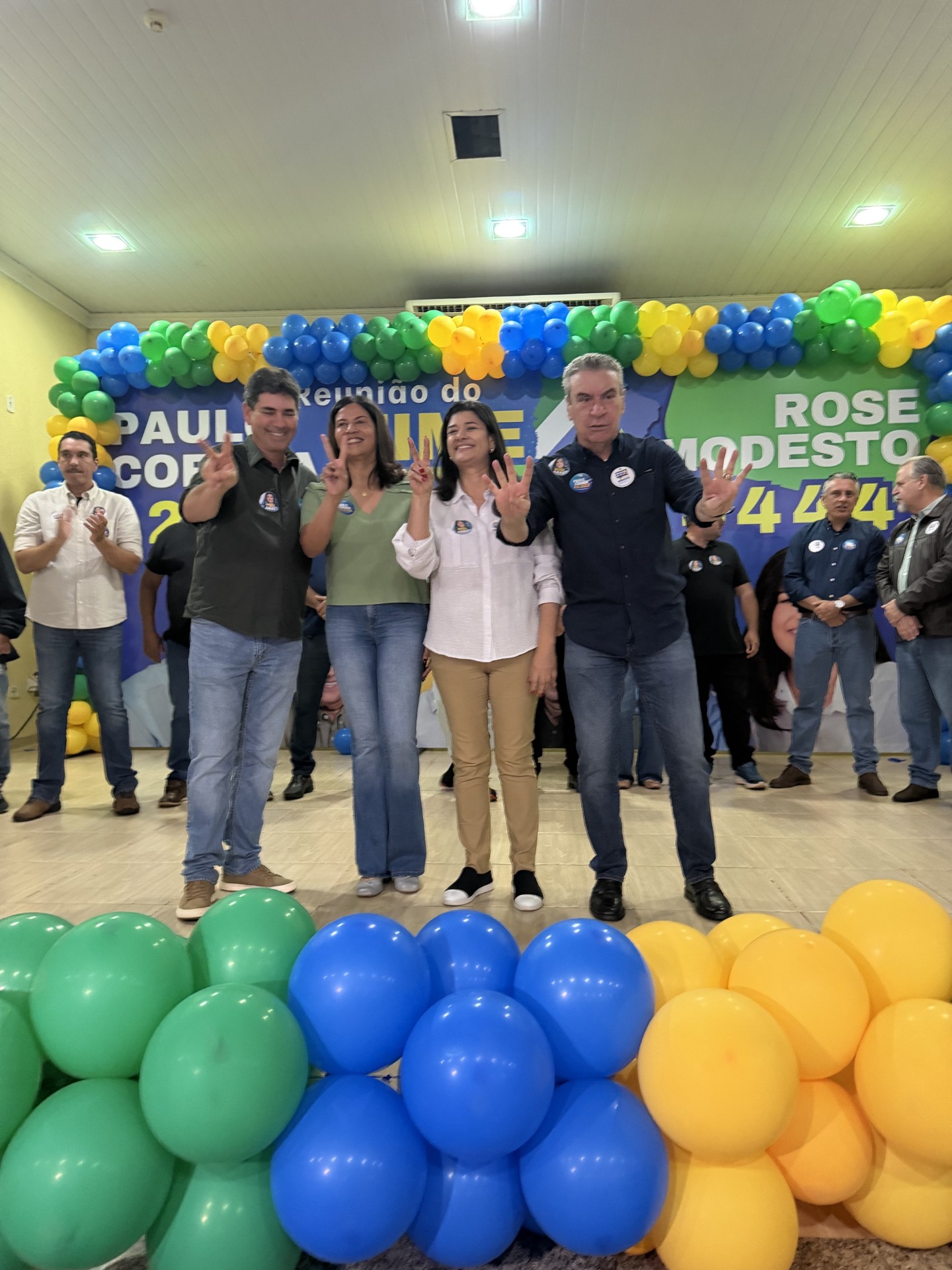 Portela a esposa Larissa, Rose Modentoe Paulo Correa durante reunião de apoio em Maracaju (Hosana de Lourdes)
