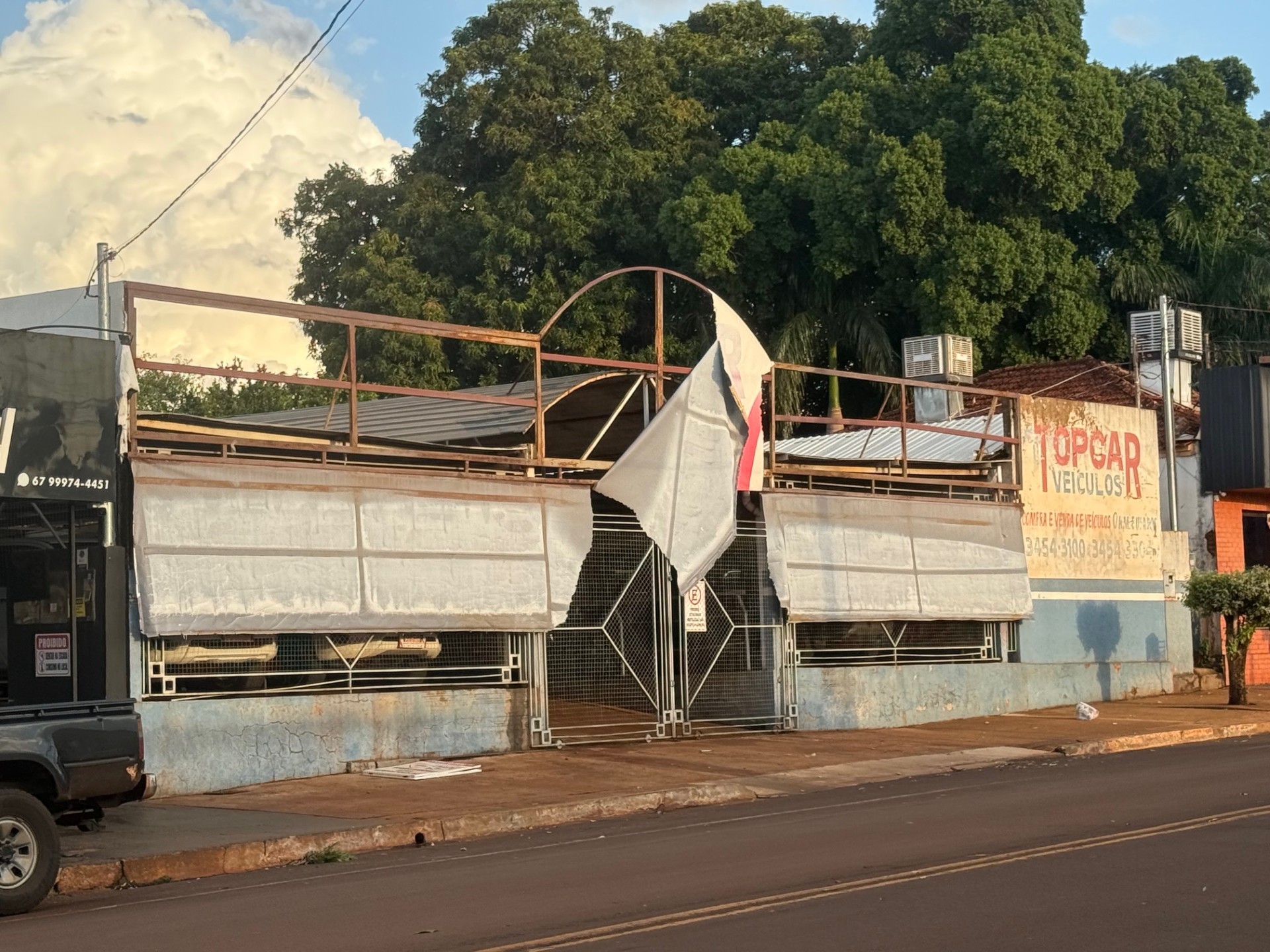 Fachada da Garagem de automovel destru&iacute;da   (Foto Hosana de Lourdes)