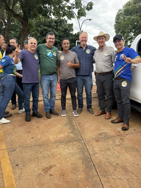 Eduardo Riedel com prefeito Marcos Calderan e apoiadores de |Maracaju (Foto Hosana de Lourdes)