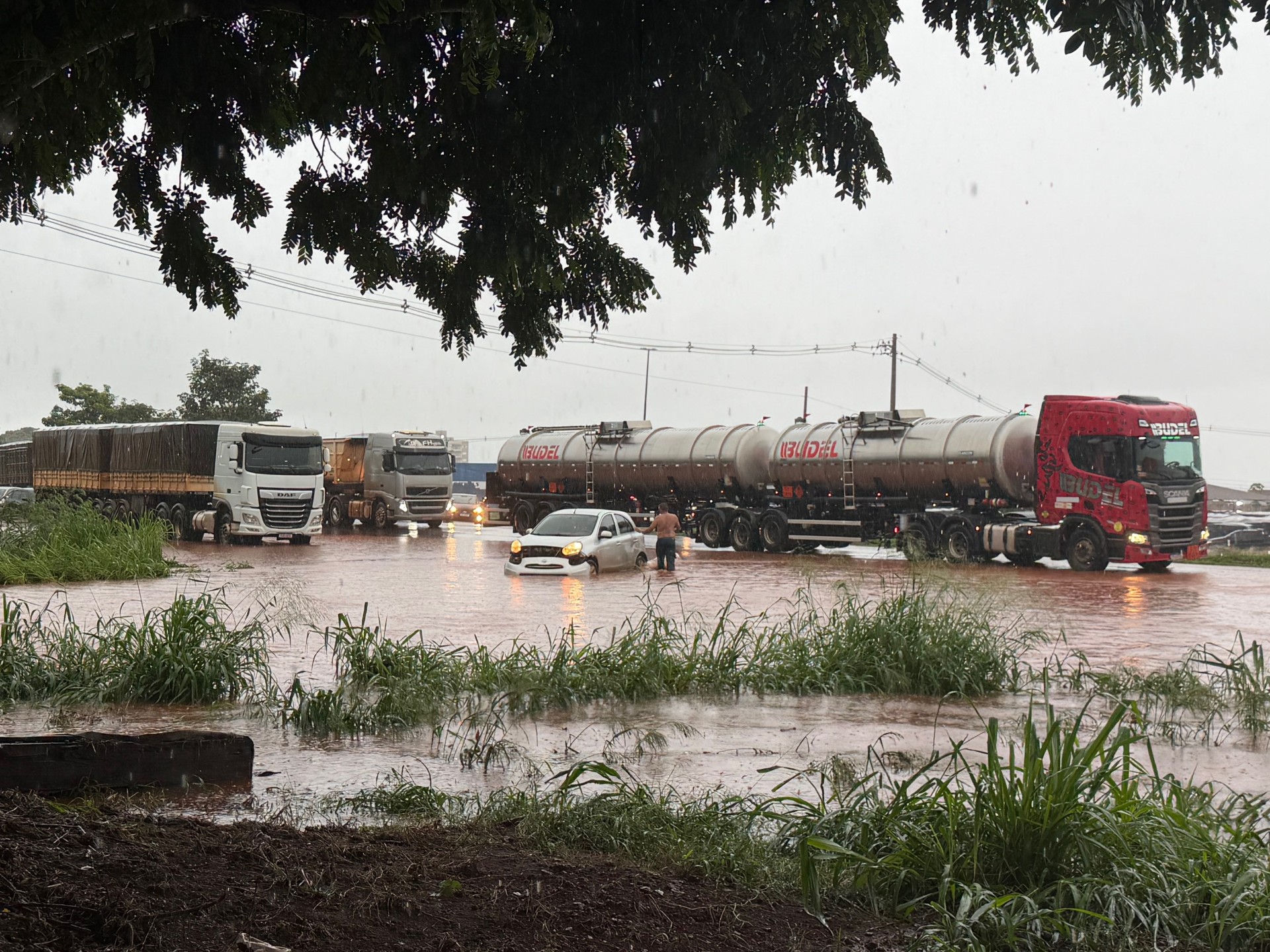 Rodovia de acesso ao per&iacute;metro urbano alagado em Maracaju (Foto Hosana de Lourdes)