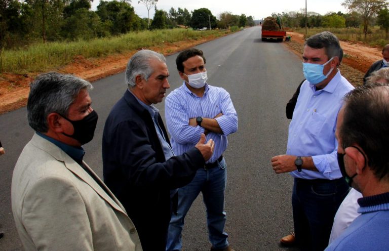Governador Reinaldo Azambuja e secretário Eduardo Riedel vistoriam obras em rodovia de Bela Vista