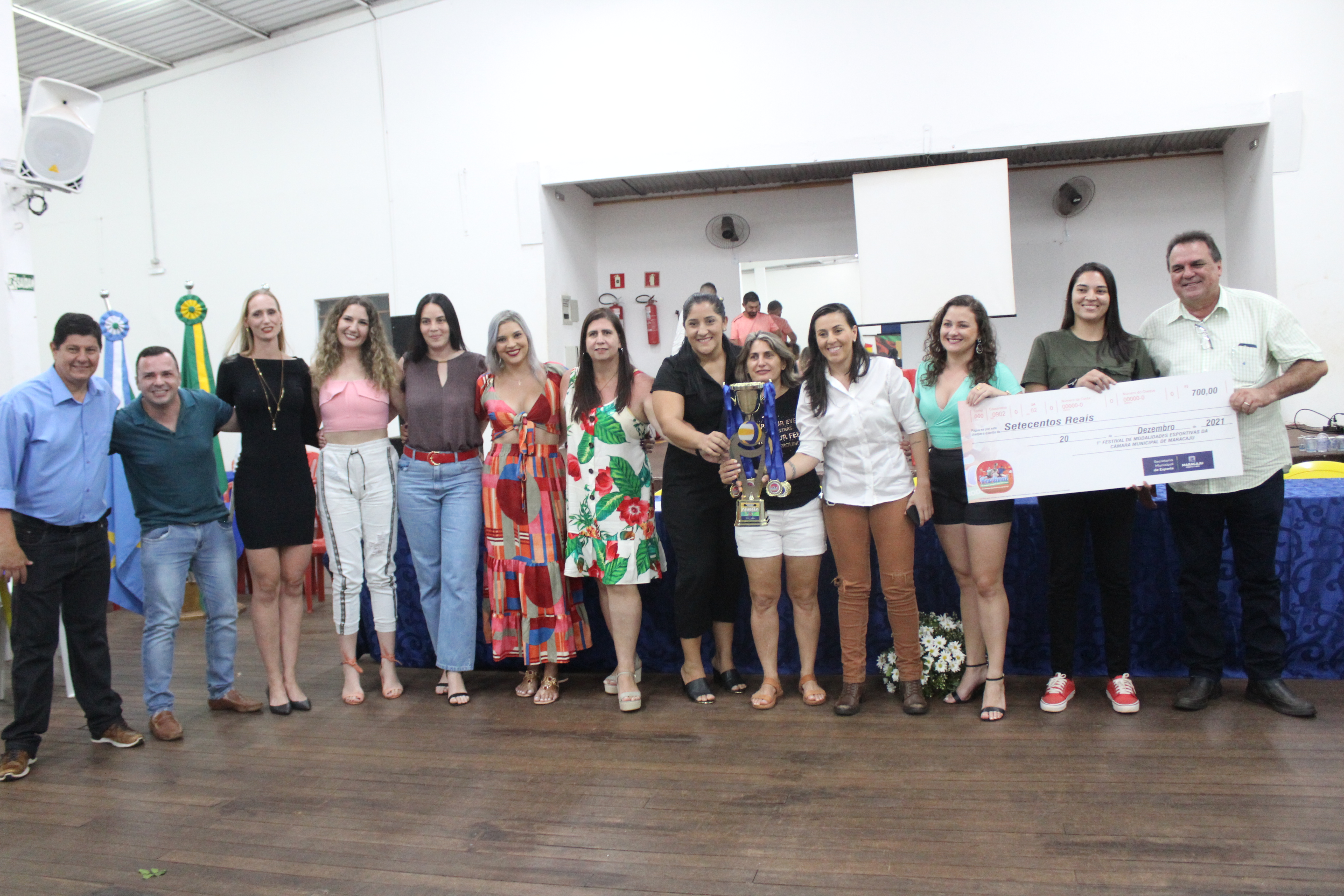 Equipe de voleibol da Bica d'Água recebendo sua premiação Foto Hosana de Lourdes