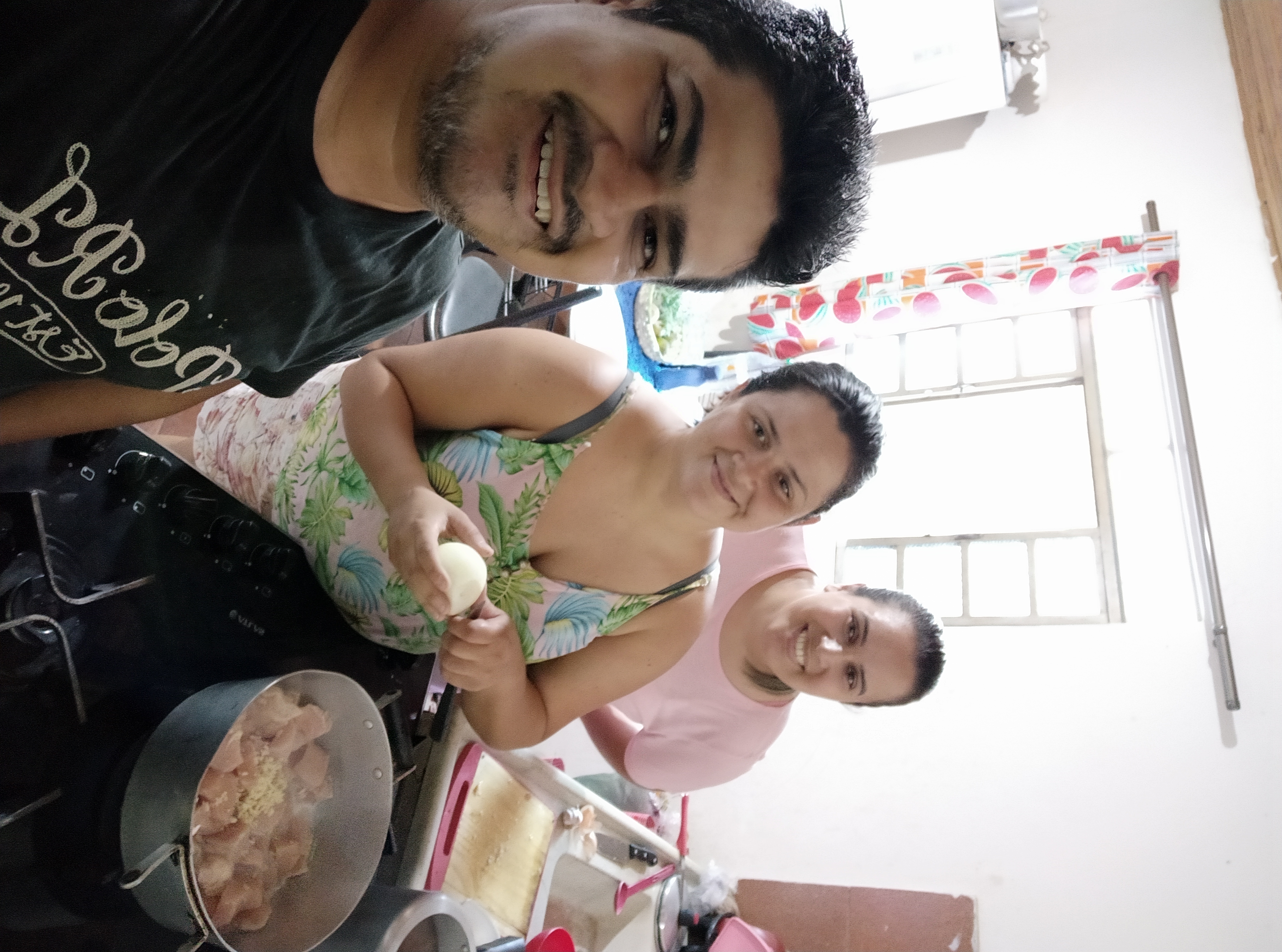Familia durante o preparo dos alimentos - Foto Tudodoms