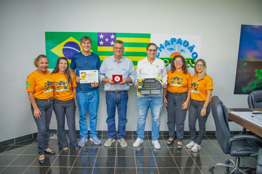 Prefeito de Chapadão do Céu Vinicius Terin e sua equipe da Educação