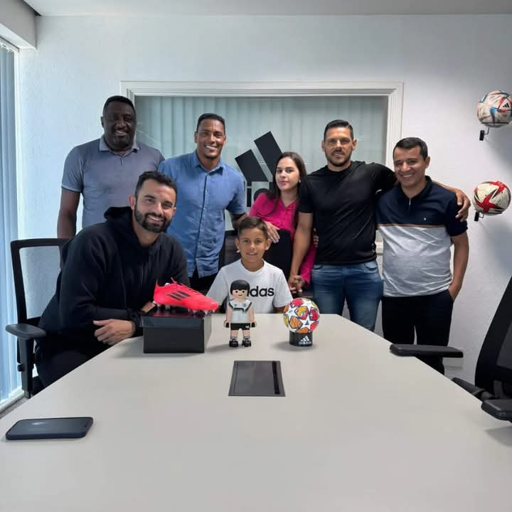 O garoto com a familia e representantes da Adidas na assinatura do contrato (Foto Familia) 