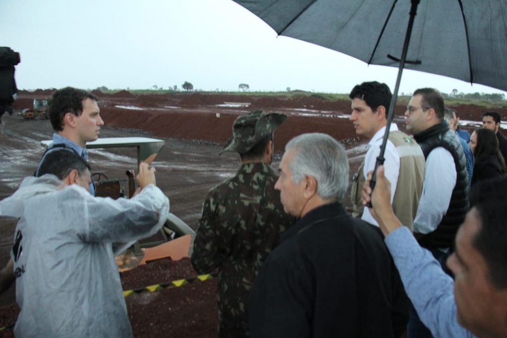 Mesmo com a chuva ministro Marcelo Sampaio, governador Reinaldo Azambuja e autoridades vistoriaram a obra no aeroporto de Dourados