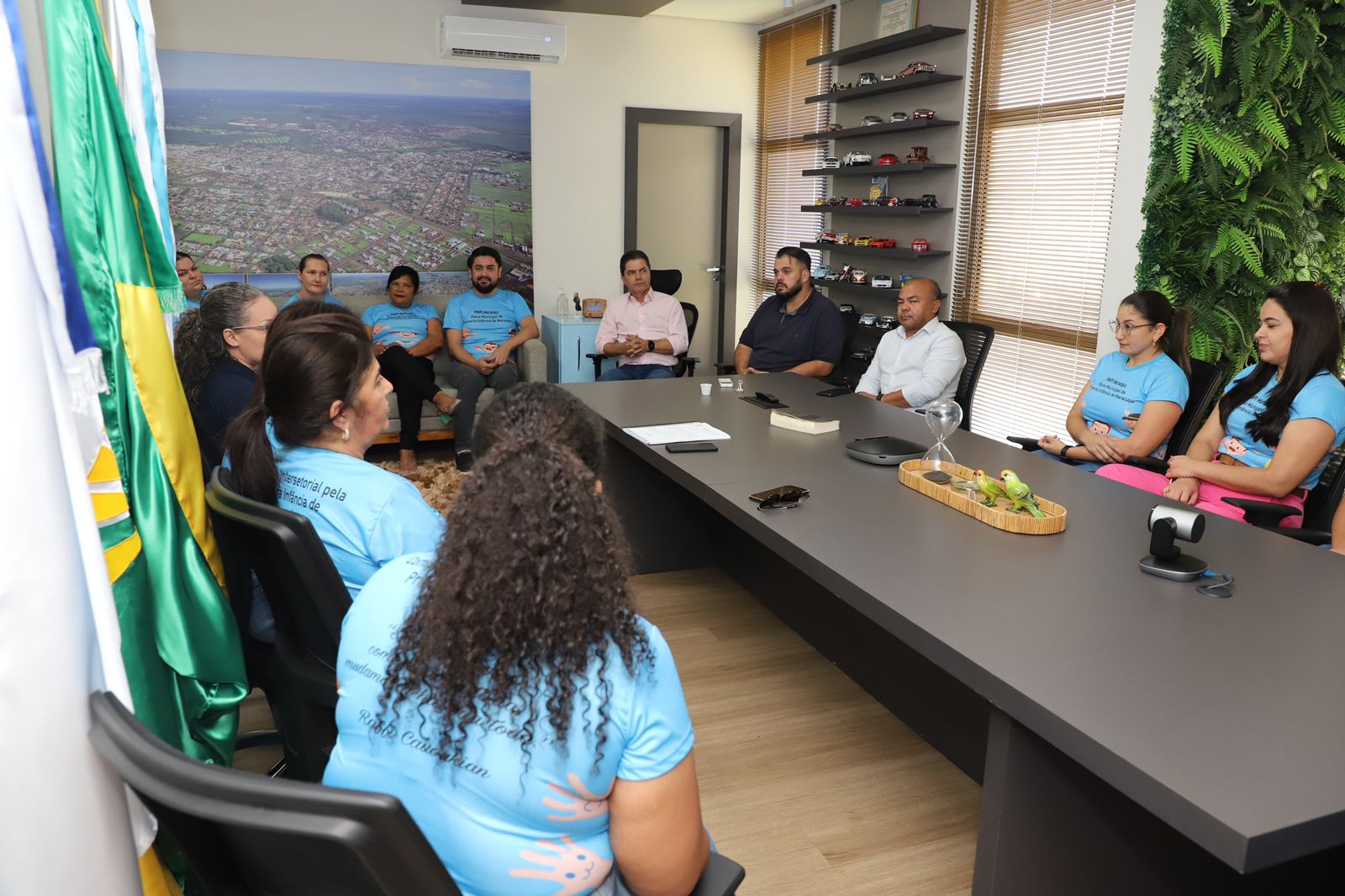 Foto assessoria reuniãpo no gabinete do prefeito Marcos Calderan para receber o documento