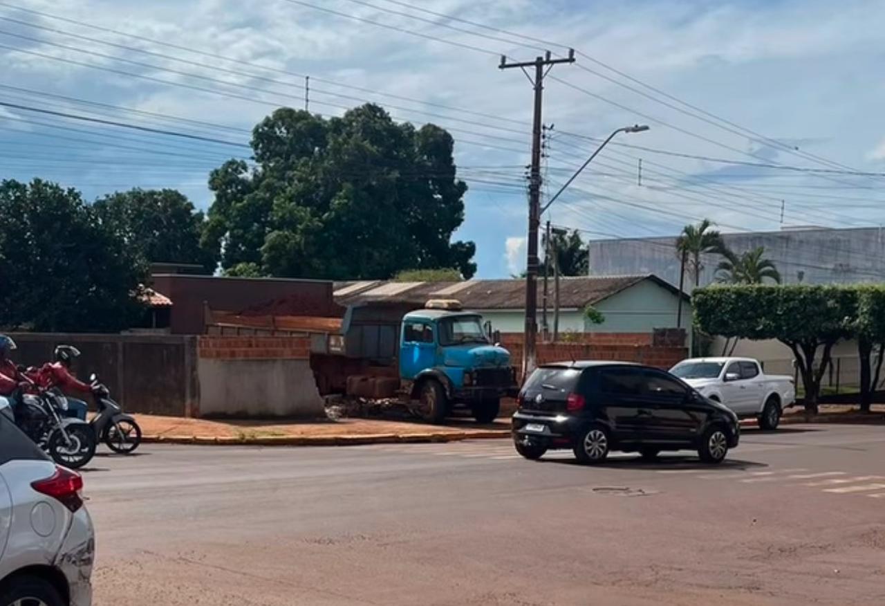 Caminhão foi parar no muro de uma residencia na Rua Comandante Camisão (Foto tudodoms)