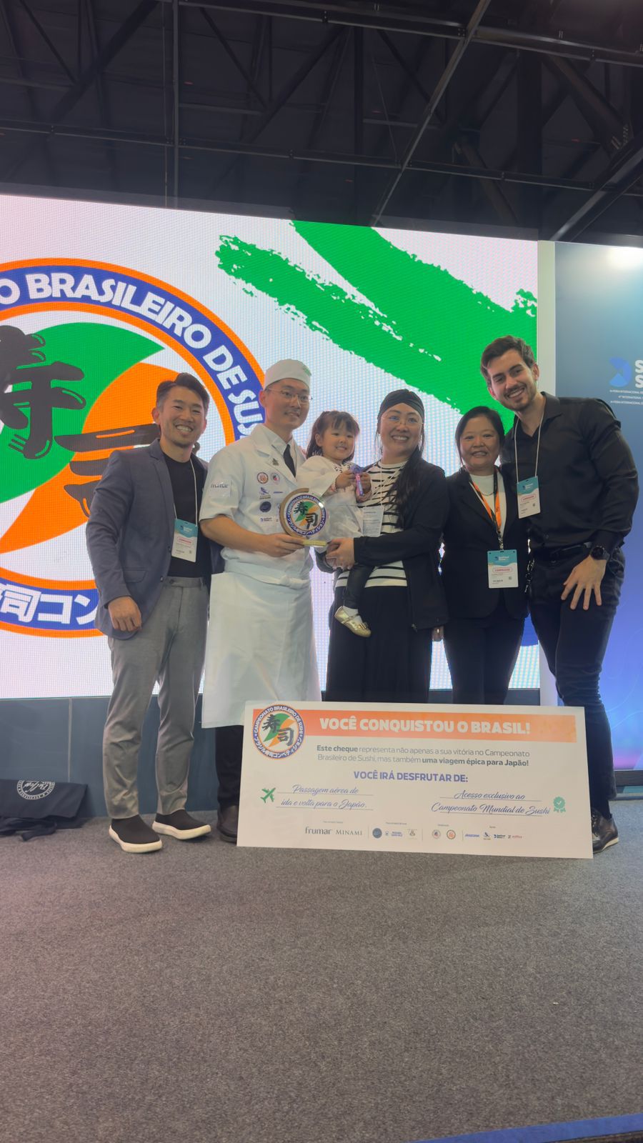 Willian Utida com a familia recebendo a premiação (Assessoria)