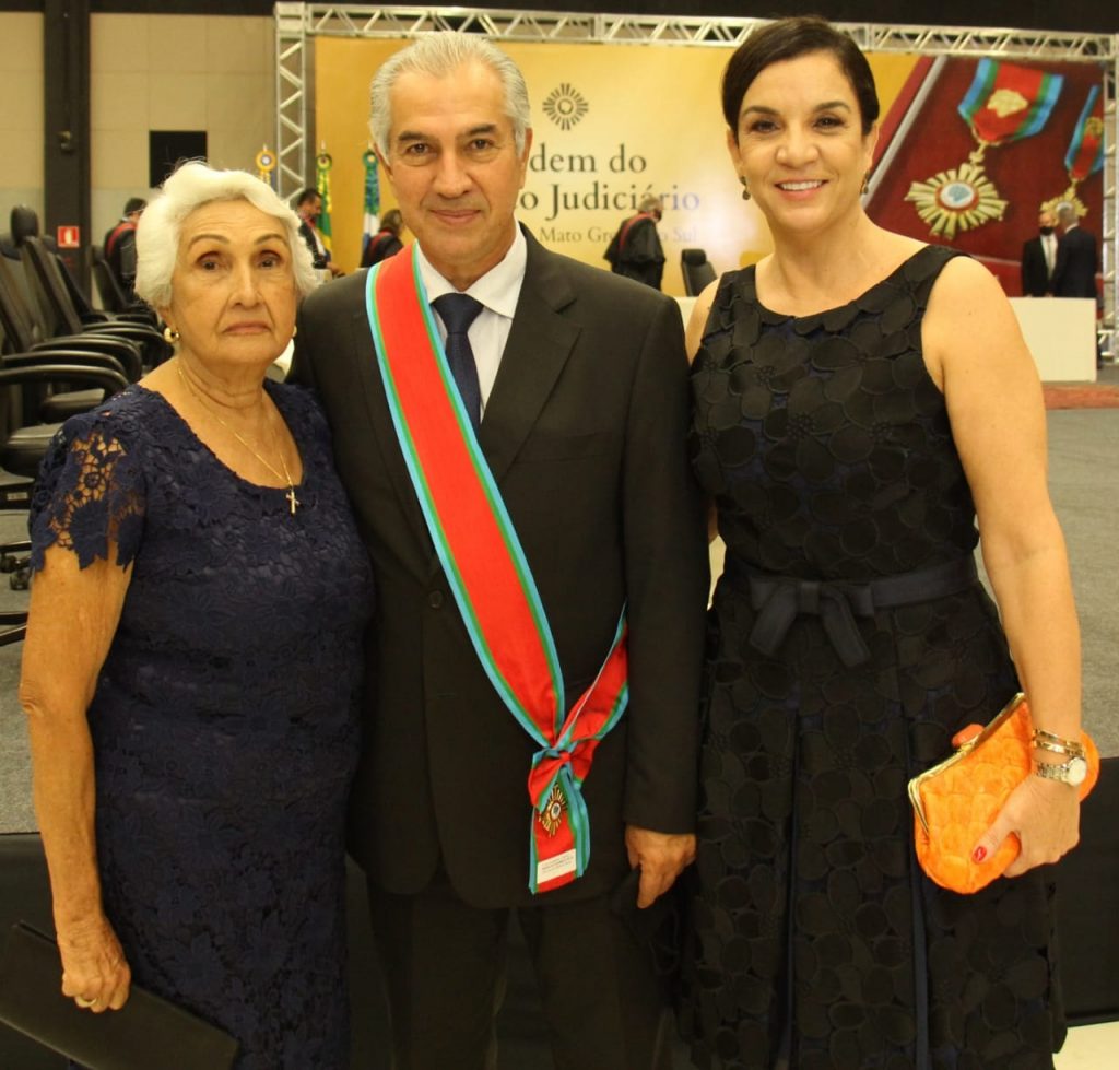 Governador Reinaldo Azambuja ao lado da mãe, dona Zulmira, e a esposa Fátima Azambuja