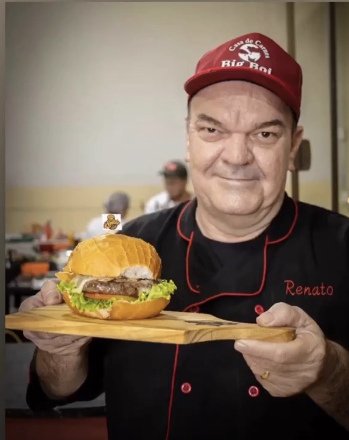 Renato mostrando uma das produções do Renato Lanches