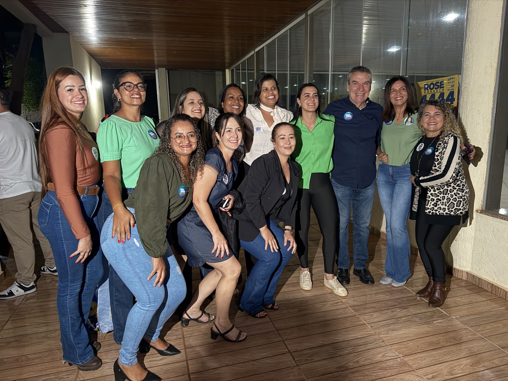 Apoiadores com deputado estadual reeleito Paulo Correa (Foto Hosana de Lourdes)