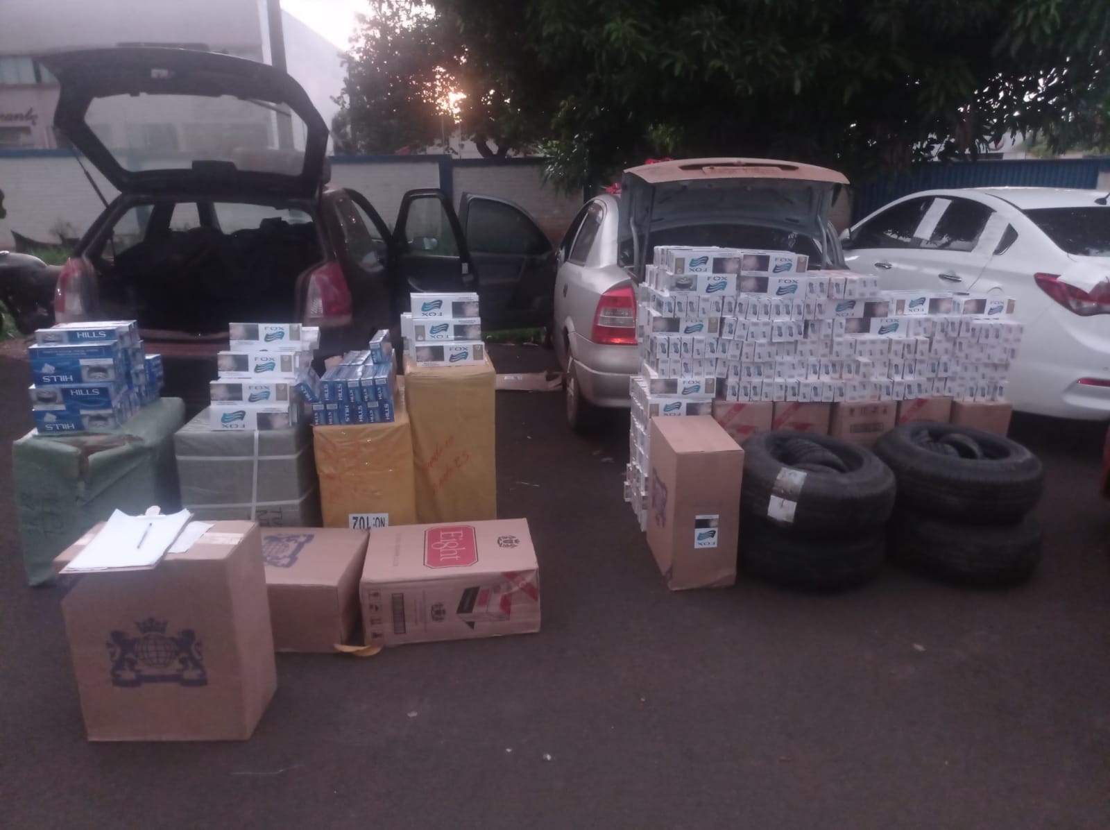 Em bloqueio, polícia descobre veículos carregados com cigarros contrabandeados  e mercadorias