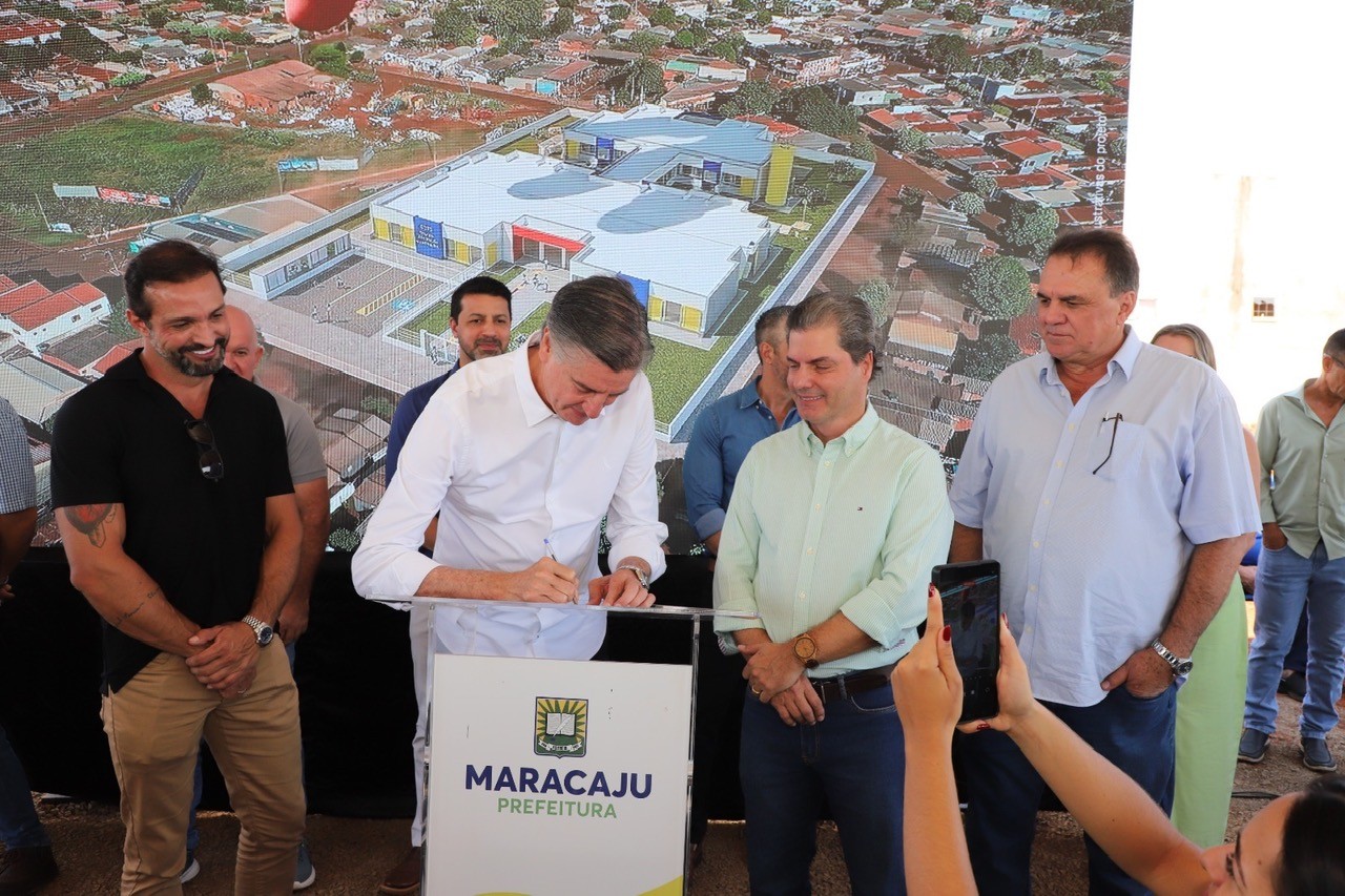 Deputado federal assina ordem de servi&ccedil;o     (Foto Assessoria)