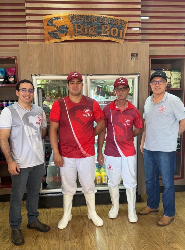 Adão Correa proprietário da Casa de Carne Big Boi com sua equipe do açougue (Hosana de Lourdes)