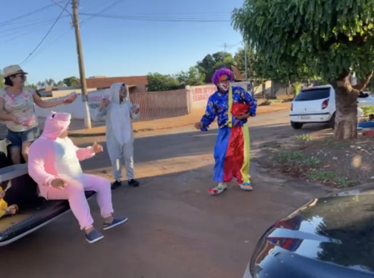 Esse outro grupo de personagens infantis  e muita alegria  - Foto direto das ruas tudodoms