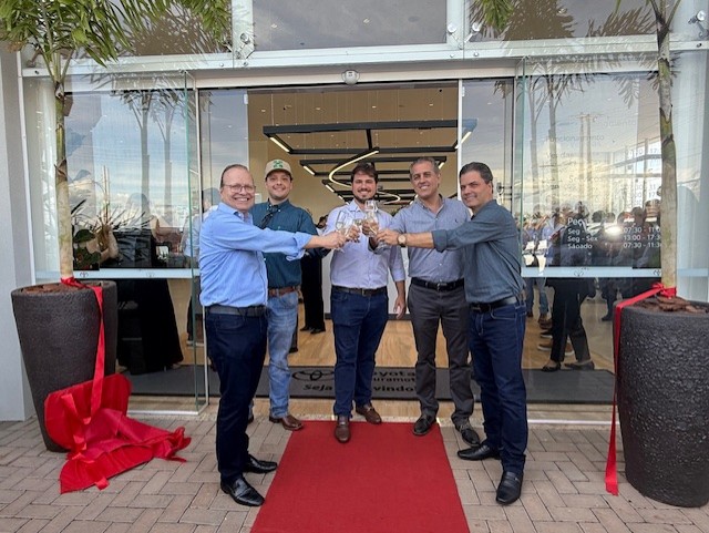 O brinde a inauguração da Concessionária Douramotors em Maracaju (Foto Hosana de Lourdes)