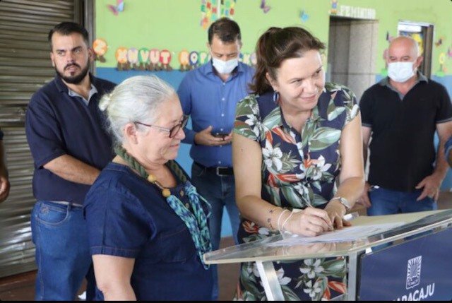 Diretora da escola Adalgisa e a secretária municipal de educação Carolina Souza na assinatura da OS. Foto Noticiasms