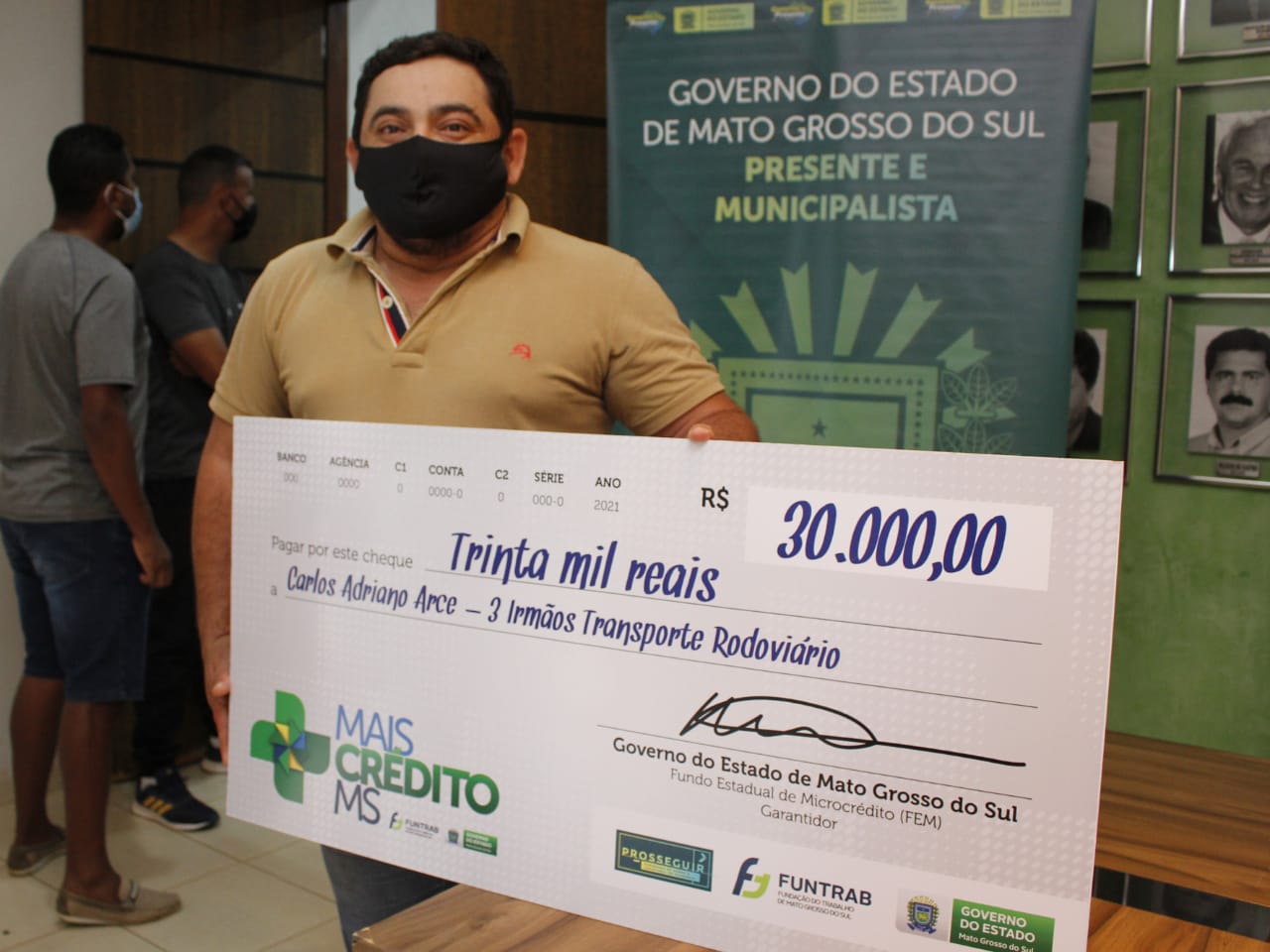 O governador entregou cheque do programa +Mais Crédito