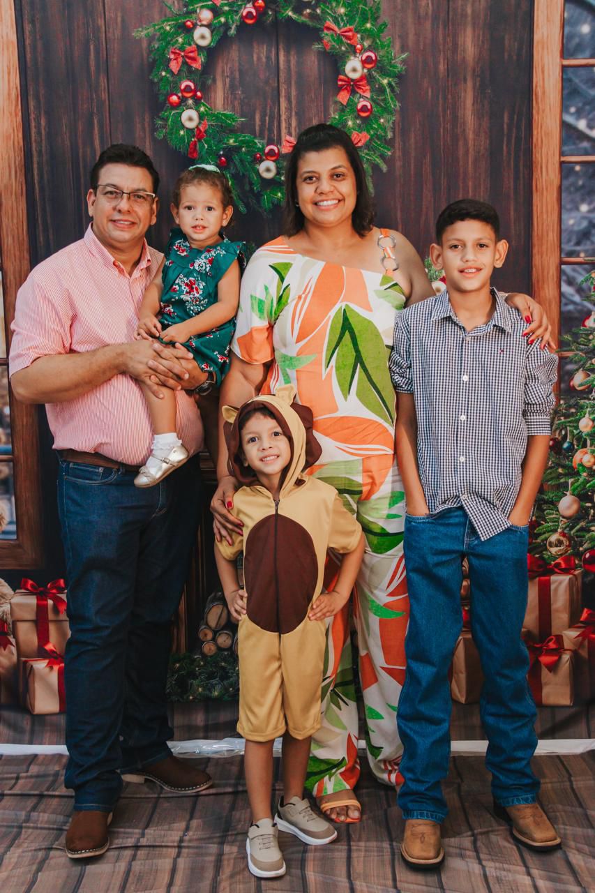 Leiza Barbosa com esposo e filhos           (&Aacute;lbum de Fam&iacute;lia)