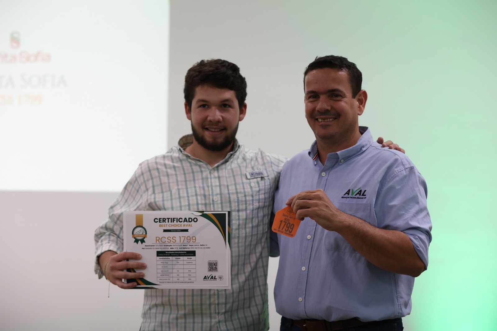 Legenda: Davi Caminha da Agropecu&aacute;ria Santa Sofia recebendo o Certificado The Best Choice Aval 2026