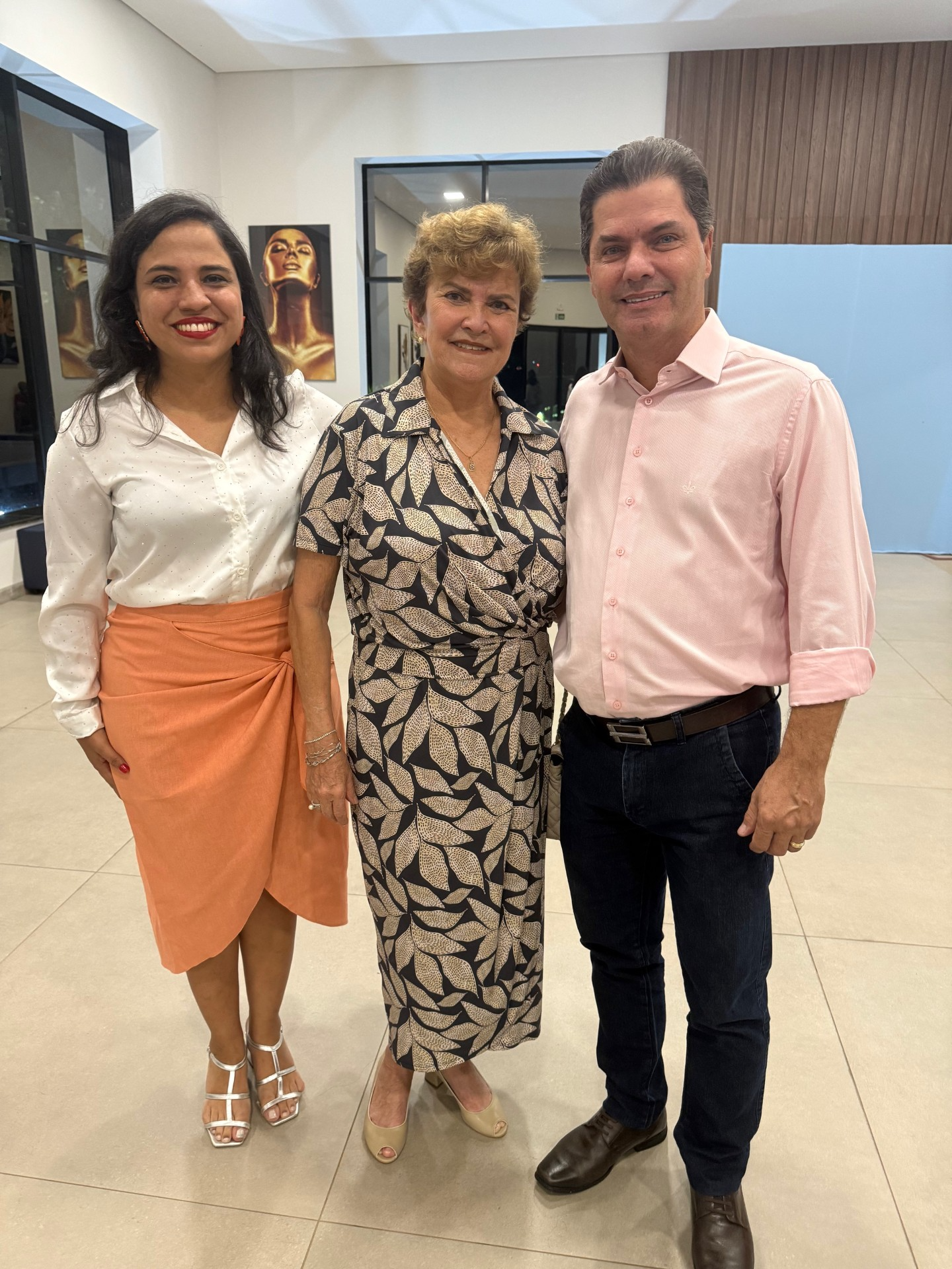 Jornalista Ana Britto, Seila Correa e o prefeito Marcos Calderan durante lançamento do documentário que registra a história de Maracaju (foto Hosana de Lourdes) 