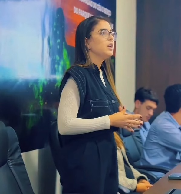 Advogada Karolyne Maluf durante a reunião (assessoria)