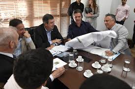 Governador Eduardo Riedel, prefeito Marcos Calderan e o presidente da câmara Rener Barbosa durante encontro para discutirem parcerias para Maracaju (Foto Assessoria Governo MS)