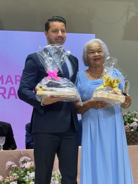 Vereador Bruno Barros e sua Homenageada       (Foto Hosana de Lourdes)