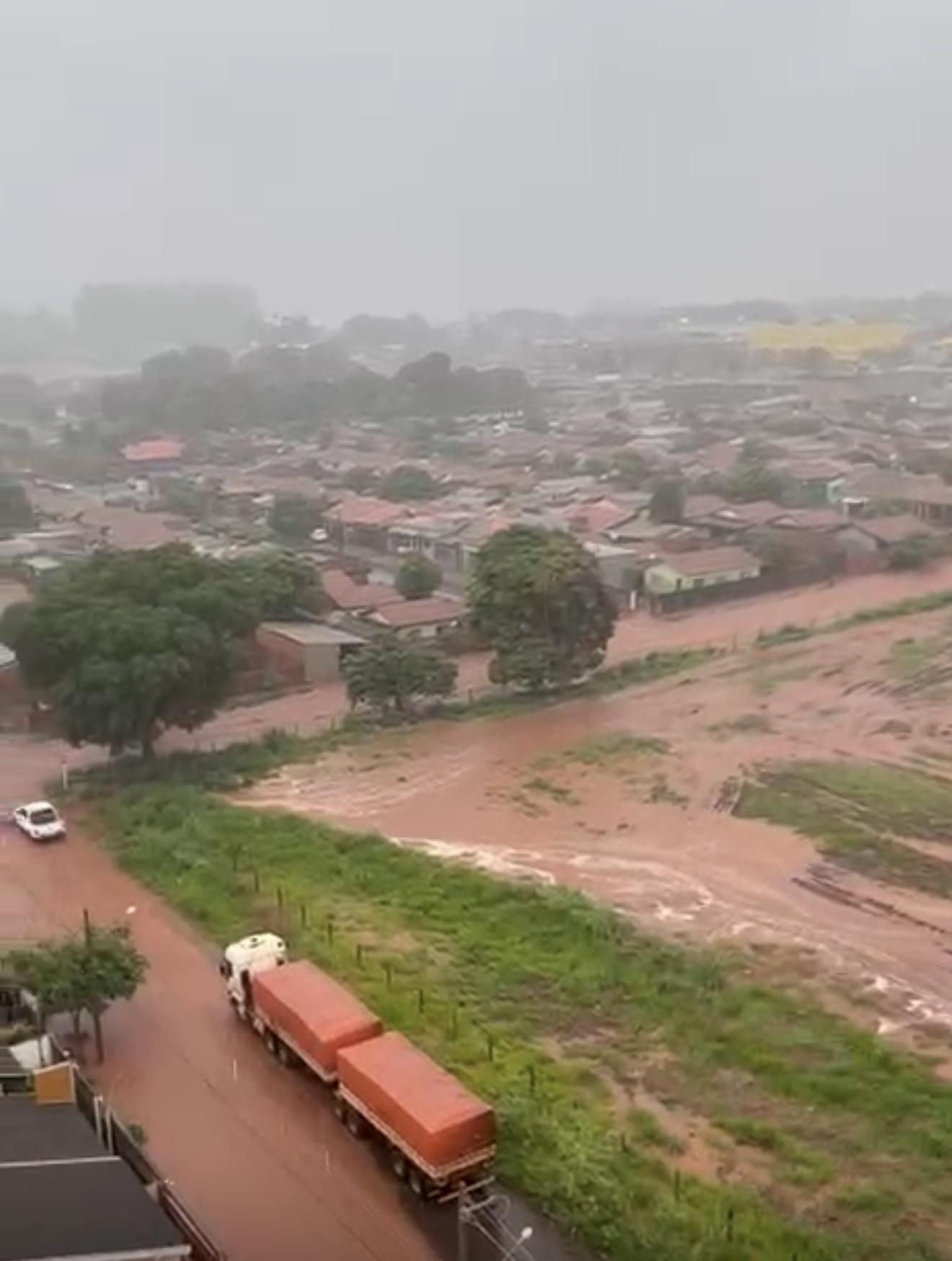 Bairros alagados  choveu muito na manh&atilde; desta quarta-feira, dia 18 em Maracaju 