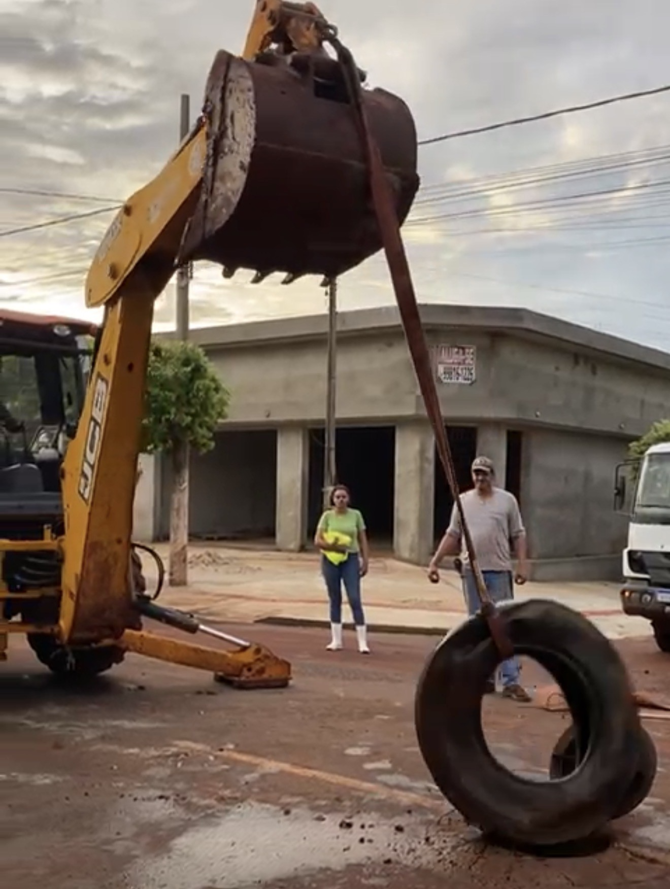 De pneus a peda&ccedil;os de madeiras foram encontradas nas galerias em Maracaju (Assessoria)