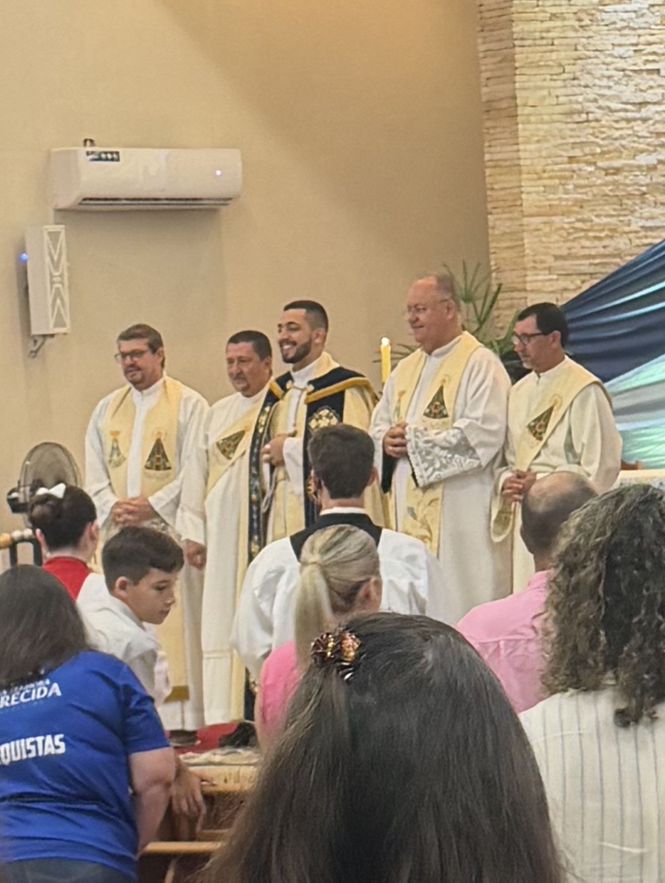 Padres Junior e Benjamim de Maracaju, Padre Mateus Teixeira de Navirai e diacono na celebra&ccedil;&atilde;o da Novena (Foto Hosana de Lourdes)  