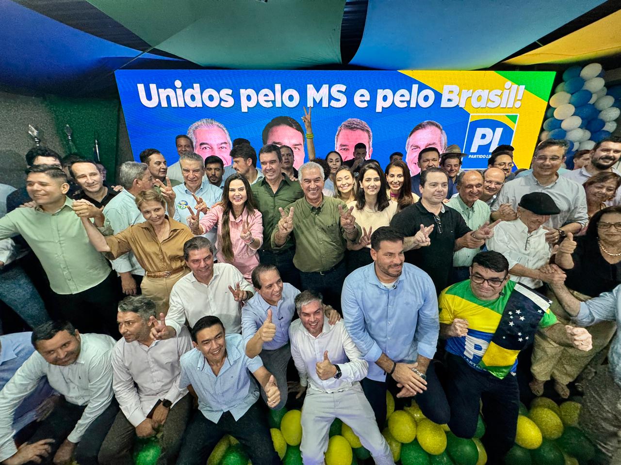 Reinaldo Azambuja na sede do PL com novos filiados (Foto Assessoria)