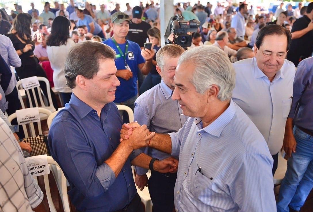 Prefeito Marcos Calderan e o governador Reinaldo Azambuja durante a entrega de maquinários