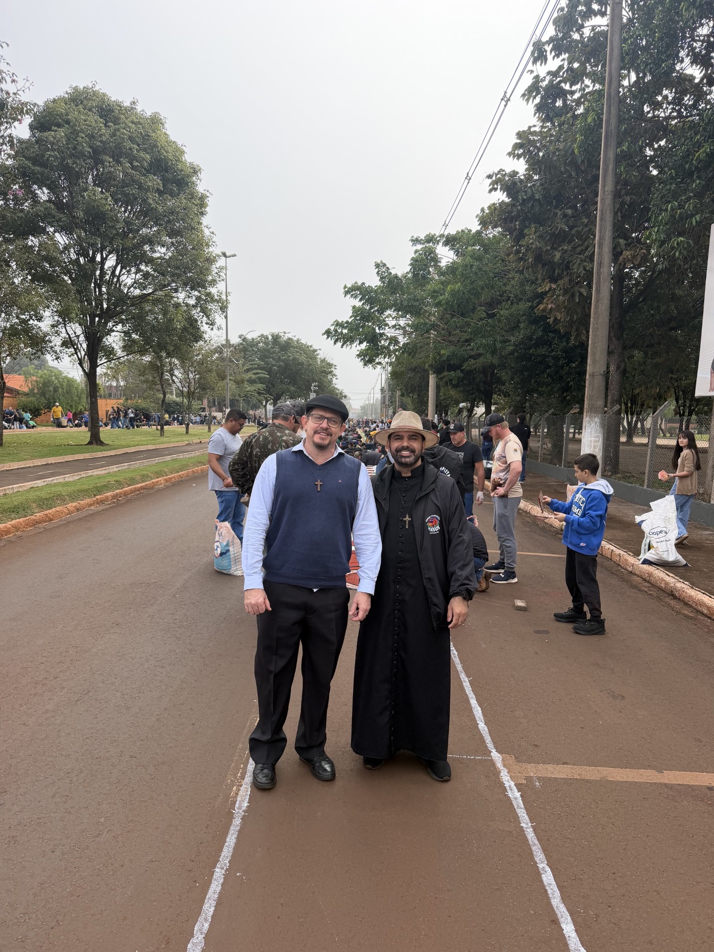 Padres  J&uacute;nior e Leonardo durante a confec&ccedil;&atilde;o dos tapetes (Hosana de Lourdes)