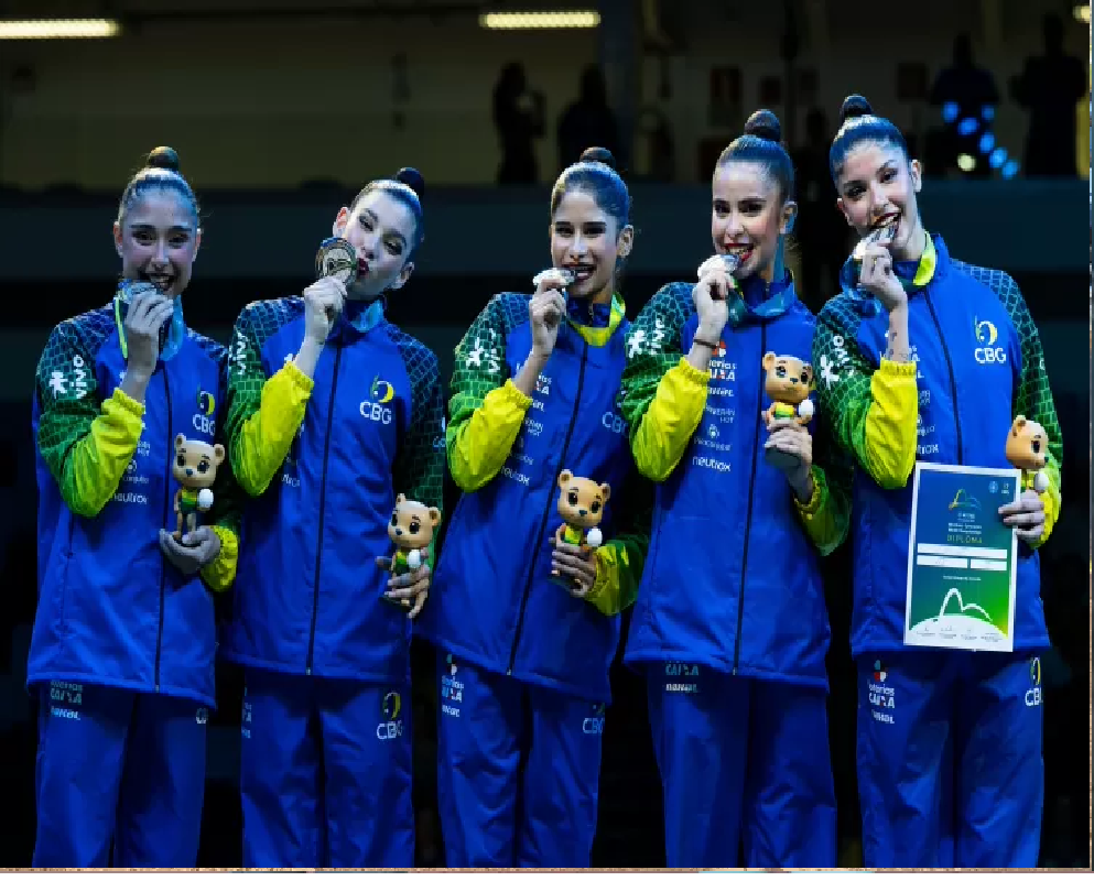 Atletas do conjunto do Brasil no Mundial de Ginástica Rítmica posam com medalha de prata Imagem: Ivan Carvalho / CBG