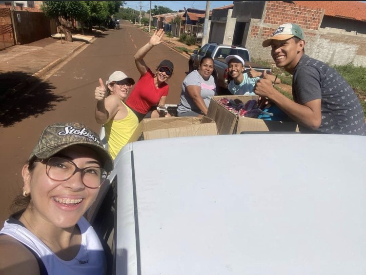 Grupo de voluntários nas ruas dos bairros de Maracaju - Foto Direto das ruas 