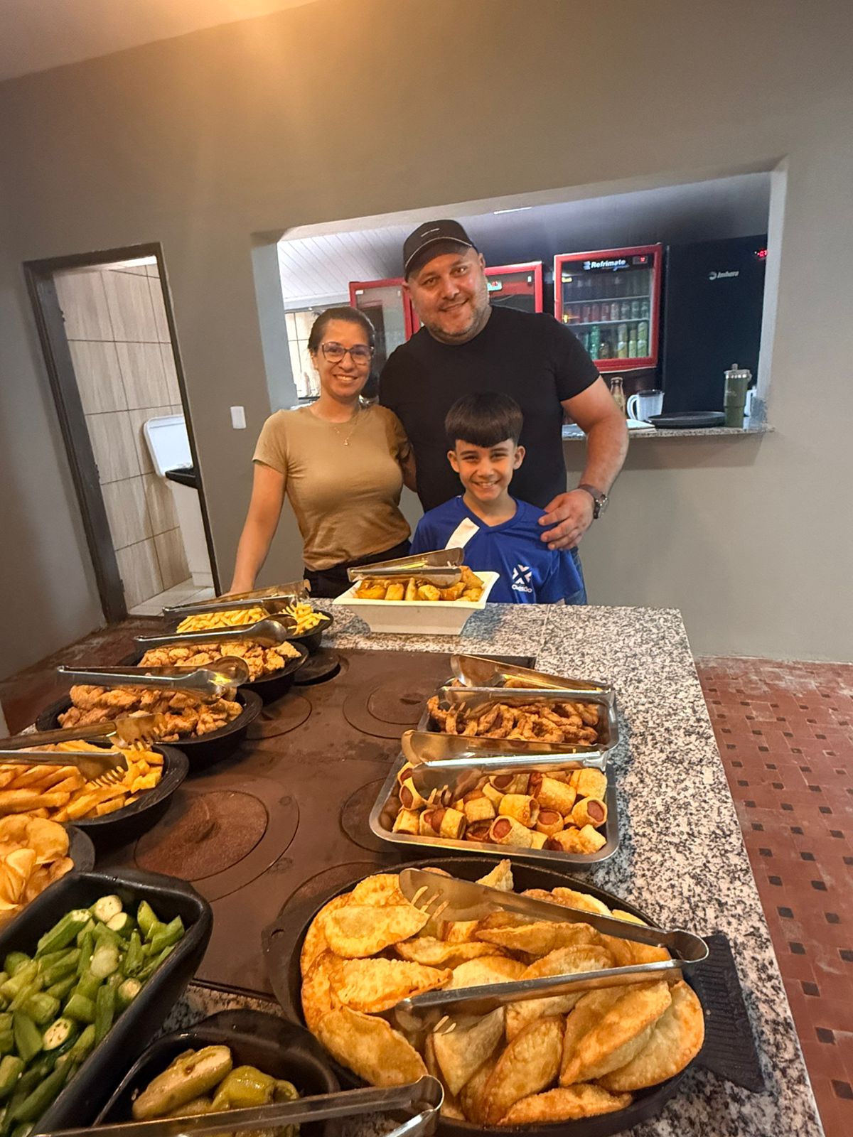 casal de empresários Adenir Gnoatto e Dayane Rosa com filho no Maju's Restaurante  (Foto Hosana de Lourdes)