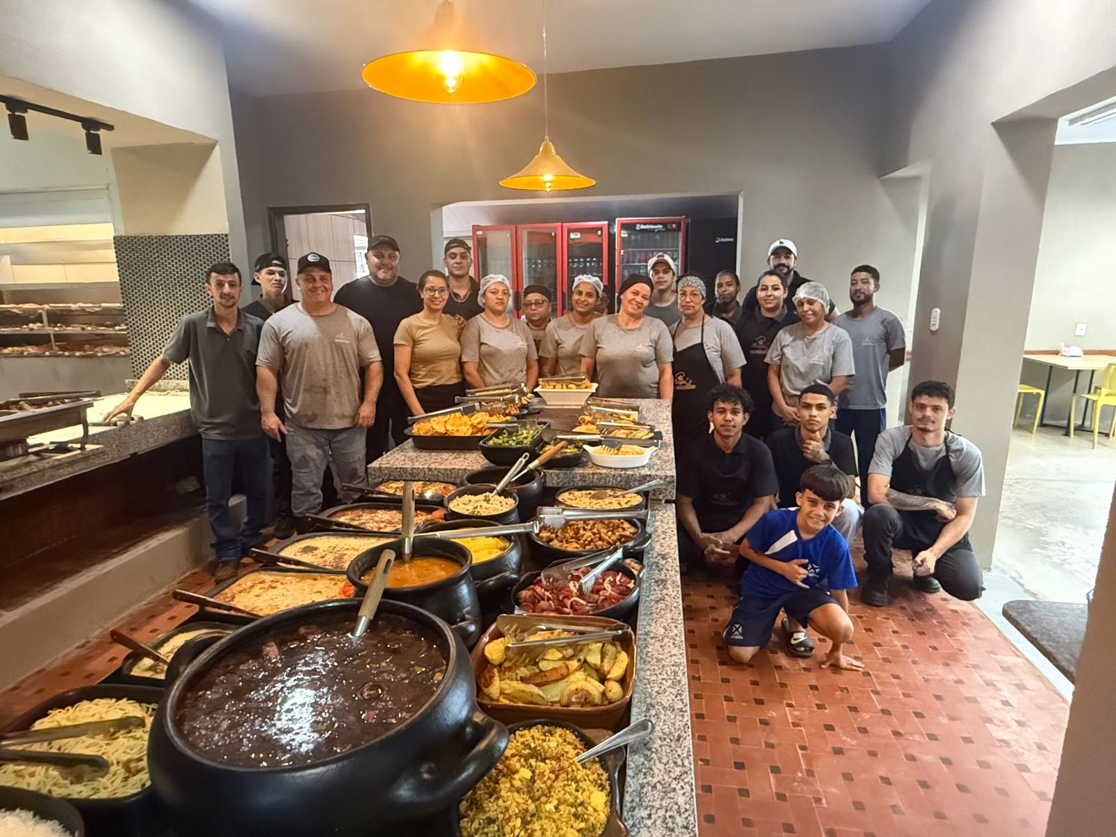 Empresário Adenir Gnoatto e Dayane Rosa com a equipe de colaboradores (Hosana de Lourdes) 