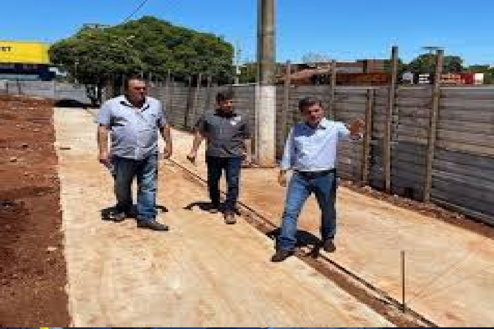 Vice prefeito Mauro Christianini, secretário de obras Joaquim Herrera e o prefeito Marcos Calderan vistoriando obras no município (foto Assessoria)